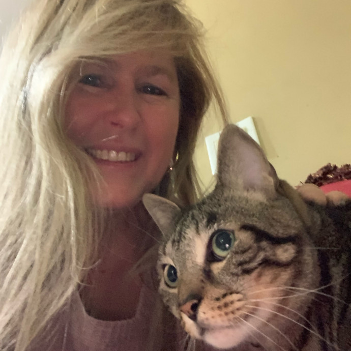 Sitter In Miami Who Adores Cats
