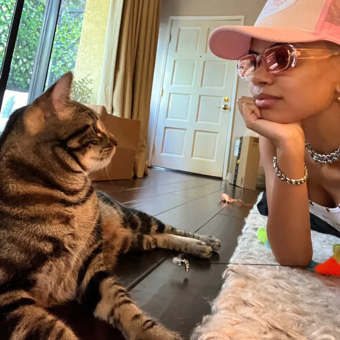 Meow-Time With Eka In La