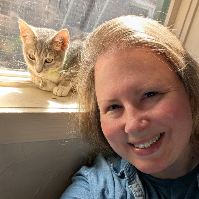 Sitter Sarah - Cat Fan In The Fan Rva