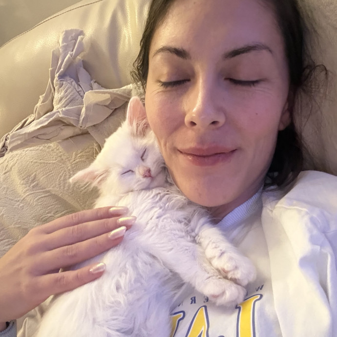 Calm Approachable Loving Cat Sitter photo 2