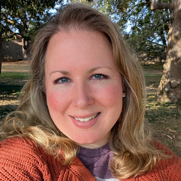 Sitter Sarah - Cat Fan In The Fan Rva