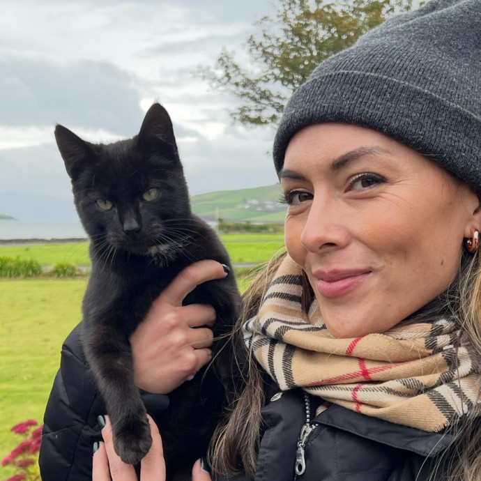Calm Approachable Loving Cat Sitter Calm Approachable Loving Cat Sitter